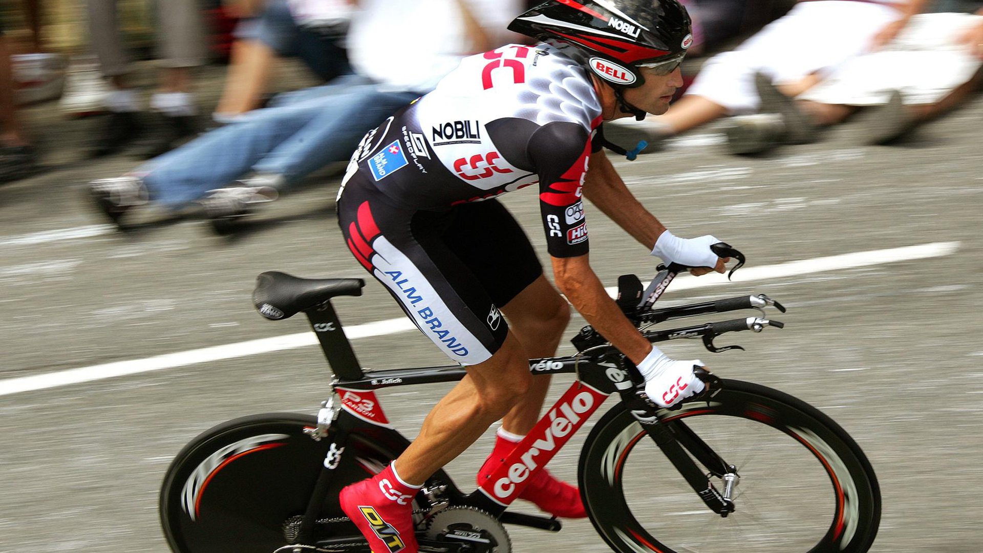 “香港赛场，阿仙奴与热刺的火拼瞬间”