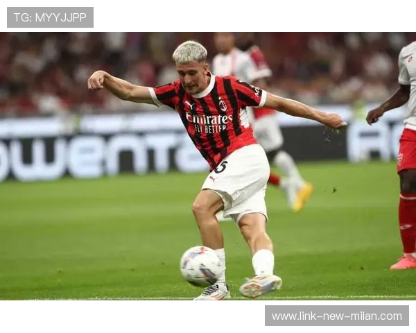 AC米兰防守一对一：后卫群进行近身盯人实战训练